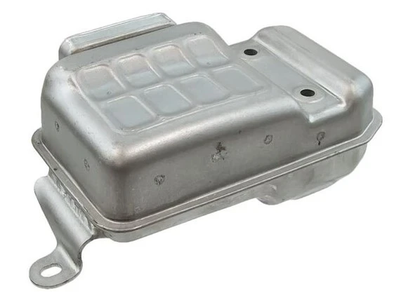 Zespół tłumika dmuchawy 150BF Husqvarna w kolorze metalicznym, o prostokątnym kształcie z zaokrąglonymi brzegami. Produkt z widocznymi otworami montażowymi i wypukłymi detalami na górnej powierzchni. Ułożony na białym tle, widok z boku.