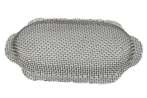 Ekran przeciwiskrowy do dmuchawy Husqvarna 150BF, wykonany z siatki metalowej. Owalny kształt z lekko zaokrąglonymi krawędziami. Produkt leży na jasnym tle, ukazując szczegóły konstrukcji i fakturę materiału. Idealny do ochrony przed iskrami.