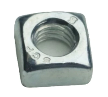 Kwadratowa nakrętka do dmuchawy 125 BT Husqvarna, metaliczna i błyszcząca, z widocznym gwintem, logo i oznaczeniami. Leży na jednolitym tle, idealna do zastosowań mechanicznych.