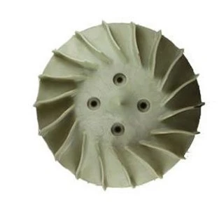 Wentylator dmuchawy Husqvarna 150BF z białą, okrągłą wirnikową konstrukcją z pięcioma widocznymi otworami. Ujęcie z góry, ukazujące detal kształtu łopatek oraz teksturę powierzchni. Idealny do zastosowania w sprzęcie ogrodniczym.