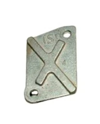 Osłona dmuchawy 130BT Husqvarna w kolorze metalicznym. Element o kształcie prostokątnym z widocznie wyfrezowanymi detalami oraz dwoma otworami montażowymi, ułożony w płaskiej pozycji z widokiem frontalnym. Brak czytelnych napisów.