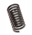 Sprężyna dmuchawy 130BT Husqvarna w formie spiralnej, wykonana z metalu o ciemnoszarym kolorze. Widoczny kształt cylindryczny z wyraźnymi zwojami. Produkt leżący na jednolitym tle, ukazujący detale struktury sprężyny.