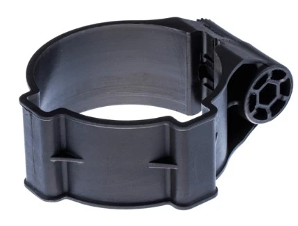 Uchwyt dmuchawy 150BF Husqvarna w kolorze czarnym, wykonany z wytrzymałego plastiku. Produkt leży na białym tle, zbliżenie na detal mocowania. Widoczny otwór do zamontowania oraz faktura materiału. Element jest nowy, bez widocznych uszkodzeń.