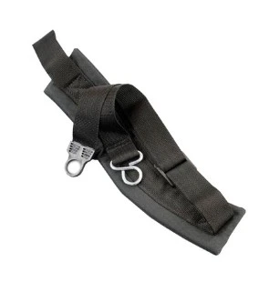 Czarny łącznik dmuchawy 180BF Husqvarna z metalowymi pierścieniami, wytrzymały, na szarym tle, ukazujący kształt i mocowania, ułatwia montaż dmuchawy.