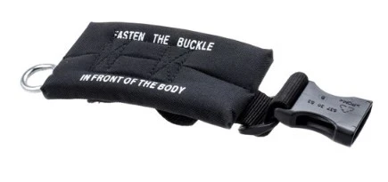 Łącznik dmuchawy 150BF Husqvarna w czarnym kolorze, z tekstylnym uchwytem i plastikowym zapięciem. Widok z boku, leżący, z widocznym napisem FASTEN THE BUCKLE IN FRONT OF THE BODY. Element mocujący z metalowym pierścieniem.