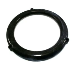 Lejek dmuchawy 150BT Husqvarna, czarny, okrągły, wykonany z tworzywa sztucznego. Produkt widoczny z góry, z wyraźnym otworem w centralnej części, z małymi wypustkami, które mogą służyć do mocowania. Tło jednolite.