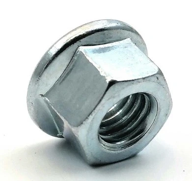 Nakrętka dmuchawy 130BT Husqvarna, srebrny metal, sześciokątna podstawa z gwintem wewnętrznym. Widok frontalny, zbliżenie na gładką powierzchnię oraz wyraźne krawędzie, ukazująca mocowanie. Tło jednolite, podkreślające szczegóły produktu.