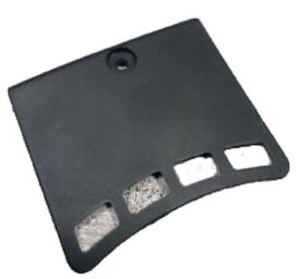 Osłona dmuchawy 150BT Husqvarna, czarna, o prostokątnym kształcie z zaokrąglonymi rogami. Widoczne szczeliny na dolnej krawędzi. Produkt leży na białym tle, ukazując detal wizualny oraz fakturę powierzchni. Brak dodatkowych napisów lub logo.