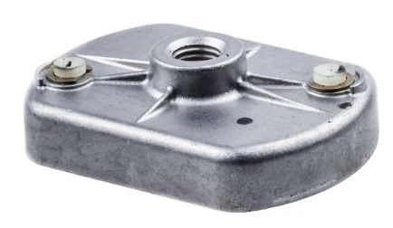 Koło pasowe kpl. dmuchawy 170BT Husqvarna, metalowe o matowej powierzchni, w kształcie prostokąta z zaokrąglonymi krawędziami. Widoczne mocowania z gwintami, dwa otwory do zamocowania. Ułożone poziomo, na szarym tle.