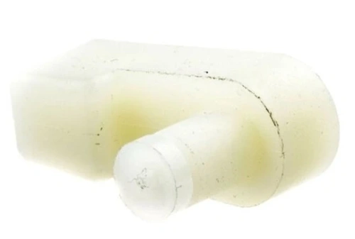 Zapadka dmuchawy 170BT Husqvarna, biała, plastikowa, w formie zakrzywionego elementu z niewielką rurką. Widok z boku, leżąca na jednolitym tle, dobrze widoczne detale konstrukcyjne. Element stosowany w urządzeniach dmuchaw.