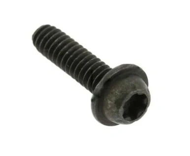 Śruba dmuchawy 125BVX Husqvarna, metalowa, o ciemnoszarym kolorze, z łbem typu sześciokątnego. Widoczna gwintowana część oraz delikatne oznaczenia na powierzchni. Ujęcie z boku na białym tle pozwala na wyraźne zobaczenie detali.