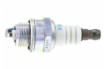 Świeca zapłonowa do dmuchawy 125BVX Husqvarna, metalowa obudowa, z białą ceramiczną insulatorą. Widoczny gwint i elektrody w głowicy. Produkt leży na białym tle w zbliżeniu, ukazując szczegóły konstrukcji i wyraźne oznaczenia.