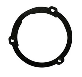 Uszczelka dmuchawy 170BT Husqvarna, czarna okrągła uszczelka z otworami montażowymi, widoczna z przodu, leżąca na białym tle. Wykonana z elastycznego materiału, o gładkiej fakturze, przeznaczona do uszczelniania w urządzeniach dmuchaw.