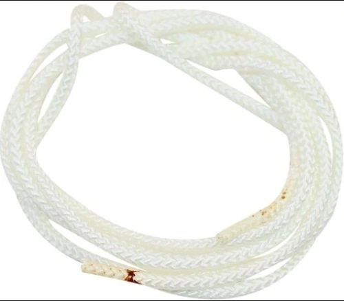 Linka rozrusznika dmuchawy 132BT Husqvarna, o białej teksturowanej powierzchni, skręcona i z widocznymi końcówkami. Produkt leży na białym tle, uwidaczniając swoje detale, bez dodatkowych akcesoriów czy oznak.