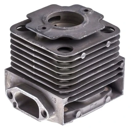 Cylinder dmuchawy Husqvarna 141B o prostokątnej formie, wykonany z metalowego materiału. Widoczne żeberkowanie dla lepszego odprowadzania ciepła oraz otwór na wylot powietrza. Zbliżenie na detal i kształt produktu, umieszczony na jednolitym tle.