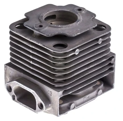 Cylinder dmuchawy Husqvarna 141B o prostokątnej formie, wykonany z metalowego materiału. Widoczne żeberkowanie dla lepszego odprowadzania ciepła oraz otwór na wylot powietrza. Zbliżenie na detal i kształt produktu, umieszczony na jednolitym tle.