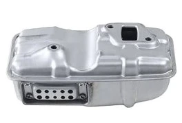 Tłumik dmuchawy 165BT Husqvarna w kolorze metalicznym, z gładką fakturą. Produkt ukazany z boku, leżący na płaskiej powierzchni. Widoczne otwory wentylacyjne oraz złącze na górnej części. Brak dodatkowych akcesoriów w tle.