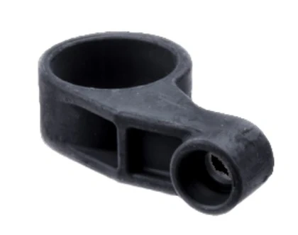 Wspornik dmuchawy 165BT Husqvarna w kolorze czarnym, wykonany z tworzywa sztucznego, o ergonomicznym kształcie. Ujęcie z boku, detal ukazuje otwór mocujący. Produkt leży na jednolitym tle.