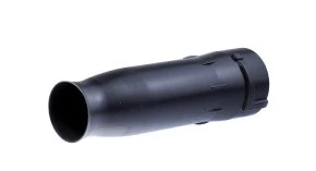 Rura dmuchawy 150BT Husqvarna w kolorze czarnym, wykonana z tworzywa sztucznego. Produkt leży poziomo na jednolitym tle. Zakończenie rury jest rozszerzone, a jeden z końców posiada mechanizm montażowy. Długość rury wynosi około 30 cm.