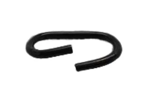Czarny pierścień dmuchawy 150BF Husqvarna o kształcie litery S. Wykonany z metalu, gładki, z niewielkimi zakończeniami. Widoczny z boku, pod kątem, na jasnym tle. Element mocujący do dmuchawy, istotny dla prawidłowego działania urządzenia.