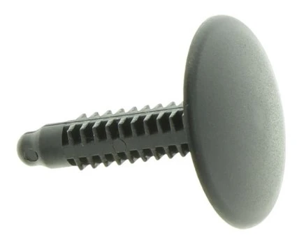 Zacisk dmuchawy 150BT Husqvarna w kolorze czarnym, z okrągłą, gładką główką i ząbkowanym trzonem. Produkt ukazany z boku, o płaskiej podstawie, przygotowany do montażu. Element pasujący do sprzętu Husqvarna, o funkcji mocującej.