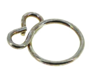 Zacisk dmuchawy 150BF Husqvarna w kolorze srebrnym. Przedmiot widoczny z boku, w pozycji stojącej. Metalowy, okrągły kształt z delikatnym wzorem, posiada elastyczne mocowanie. Tło jednolite, białe.