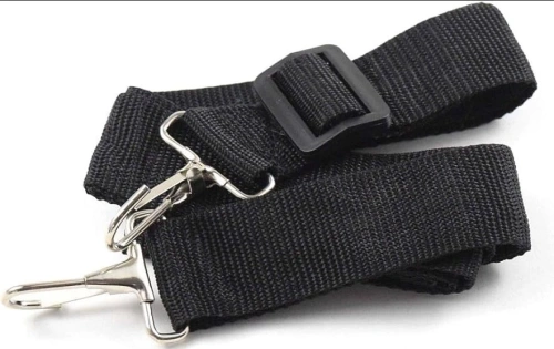 Pasek dmuchawy do modelu 125BVX Husqvarna, czarny, z materiału tekstylnego. Zapięcie karabińczykowe i klamra regulacyjna. Ułożony na białym tle, widok z góry, ukazuje detale konstrukcyjne i fakturę materiału.