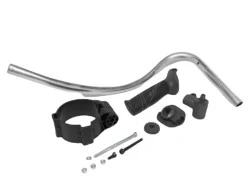 Zespół uchwytu dmuchawy 150BF Husqvarna, w skład którego wchodzi zakrzywiona rura metalowa, plastikowy uchwyt, mocowanie oraz dodatkowe akcesoria montażowe. Elementy znajdują się na białym tle.