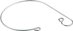 Zacisk dmuchawy 130BT Husqvarna w kształcie metalowego drutu, o błyszczącej powierzchni, z zaciskiem na jednym końcu i pętlą na drugim. Produkt leży na białym tle, przedstawiony z boku, co podkreśla jego prostą konstrukcję i funkcjonalność.