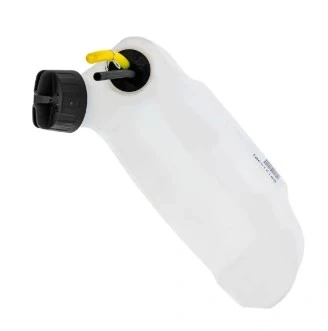 Zbiornik paliwa dmuchawy 130BT Husqvarna w kolorze przezroczystym z czarną zakrętką. Widoczny otwór napełniający z żółtą dźwigienką. Produkt ustawiony w pozycji pionowej, ukazujący kształt butelki oraz detal zamknięcia. Tło białe.