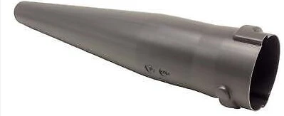 Rura dmuchawy 150BT Husqvarna w kolorze metalicznym, stożkowatej formie, widoczna z boku. Posiada mocowanie ułatwiające instalację, gładką powierzchnię. Zdjęcie na jednolitym tle, co podkreśla detal produktu.