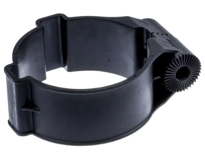 Uchwyt dmuchawy 150BT Husqvarna w kolorze czarnym, wykonany z trwałego plastiku. Prezentowany w zbliżeniu, ukazuje detale mocowania i okrągły kształt z wystającą częścią, przeznaczony do łatwego montażu na urządzeniu. Tło proste, jednolite.