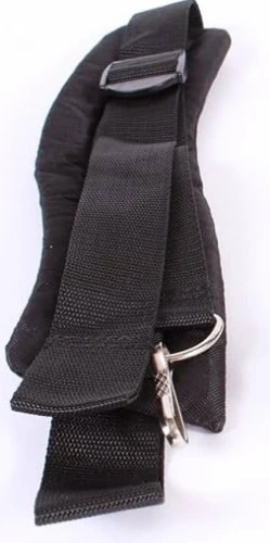 Szelki dmuchawy 130BT Husqvarna w kolorze czarnym, wykonane z wytrzymałego materiału. Produkt leży na białym tle, z widocznym metalowym zamkiem i karabińczykiem. Ujęcie z boku, ukazujące dwie regulowane taśmy.