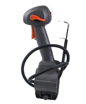Uchwyt dmuchawy 130BT Husqvarna w kolorze czarnym z pomarańczowym przyciskiem. Pozycjonowany z boku, z widocznym elastycznym wężem oraz elementem mocującym. Idealny do montażu w urządzeniach do dmuchania liści.