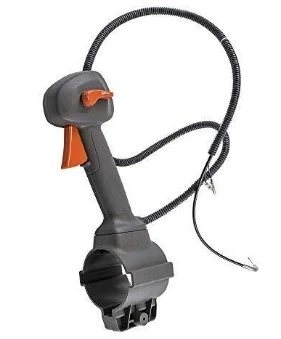 Uchwyt dmuchawy 150BT Husqvarna, czarny z pomarańczowymi akcentami, ergonomiczny, krótki wąż, z włącznikiem, mocowany do urządzenia, na jednolitym tle, detal uchwytu w zbliżeniu.
