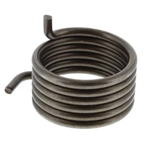 Sprężyna dmuchawy 150BT Husqvarna w kolorze ciemnoszarym, o okrągłym kształcie, z spiralnym ułożeniem. Widoczny krótki uchwyt na górze. Produkt leży na białym tle, co podkreśla jego szczegóły konstrukcyjne.