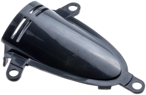 Osłona wylotu dmuchawy 356BTx Husqvarna w kolorze czarnym, gładka, plastikowa, o aerodynamicznym kształcie. Ujęcie z boku, ukazujące mocowania.  W widocznym miejscu dwa otwory wentylacyjne oraz logo producenta na obudowie.