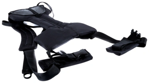 Szelki dmuchawy 356BTx Husqvarna w kolorze czarnym, z poduszkami na ramionach i regulowanymi paskami. Ujęcie z boku, produkt rozłożony na jednolitym tle. Widoczne mocowania oraz elementy do przymocowania do dmuchawy.