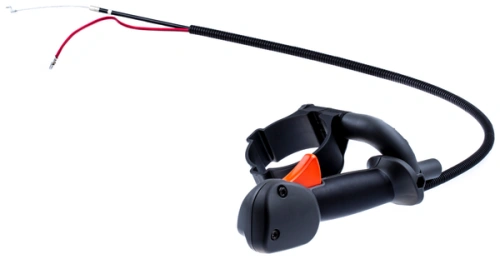 Uchwyt dmuchawy Husqvarna 356BTx w kolorze czarnym z pomarańczowym przyciskiem. Ergonomiczny kształt, mocowania kabli widoczne na zdjęciu. Produkt umieszczony na białym tle, zbliżenie na szczegóły i teksturę uchwytu.