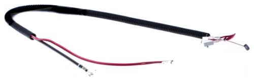 Przewód elektryczny w osłonie z czarnym, teksturowanym materiałem, zakończony metalowymi końcówkami; widok z góry, leżący na białym tle, w pozycji rozłożonej dla lepszego ukazania detali. Przewody w kolorze czerwonym i czarnym.