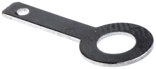 Wtyk płaski dmuchawy 356BTx Husqvarna z metalowym, błyszczącym wykończeniem. Ma formę prostokątnej blaszki z okrągłym otworem na końcu. Ujęcie z boku, ukazuje kształt oraz fakturę powierzchni. Brak widocznych znaków lub logo.