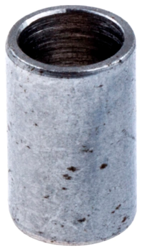 Tuleja dmuchawy 356BTx Husqvarna, cylindryczna, metaliczna, o matowej powierzchni, z wyraźnym gwintem wewnętrznym. Ujęcie frontalne z boku, produkt leży na jednolitym tle. Brak widocznych napisów czy logo.