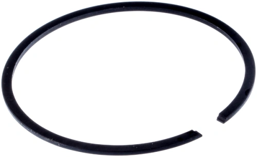 Czarny pierścień dmuchawy 380BFS Husqvarna, trwały, okrągły z lekko otwartym zakończeniem. Zdjęcie frontalne na białym tle, pokazujące pełną średnicę i prostą fakturę. Do sprzętu ogrodowego.