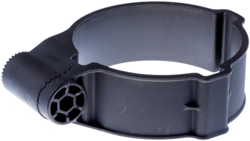 Uchwyt do dmuchawy 570BFS Husqvarna w kolorze czarnym, wykonany z tworzywa sztucznego. Otwór na końcu ma kształt sześciokąta. Produkt ukazany z boku, leżący na płaskiej powierzchni, bez widocznych detali takich jak napisy czy logo.