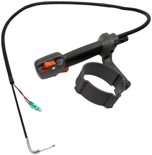 Dźwignia dmuchawy 570BFS Husqvarna w kolorze czarnym z pomarańczowym przyciskiem. Ujęcie z boku, produkt w formie prostokątnej, z mocowaniem na rurze. Widoczne przewody w zestawie. Zbliżenie na detal przycisku i mocowania.