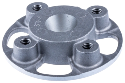 Złączka dmuchawy 570BFS Husqvarna, metalowa, o srebrnym kolorze, z okrągłym kształtem i czterema otworami na śruby. Widoczne gładkie wykończenie oraz oznaczenie SII-4 na powierzchni. Ujęcie frontalne, pokazujące produkt w pozycji leżącej.