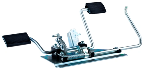 Zespół płyty pedału ridera R 111B Husqvarna w metalowej obudowie, z przesuwnymi pedałami z gumowymi nakładkami. Produkt widoczny z boku, stojący na płaskiej powierzchni. Wyraźne detale mocowania oraz sprężyny.