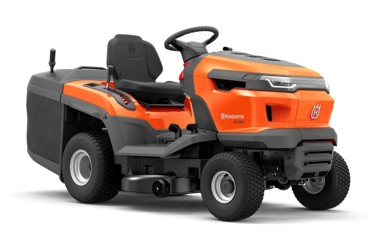 Traktor Husqvarna TC 215T w pomarańczowym kolorze, z ergonomicznym siedzeniem, dużymi kołami, widok z boku na deskę rozdzielczą i logo, solidna konstrukcja z systemem koszenia, idealny do ogrodu.