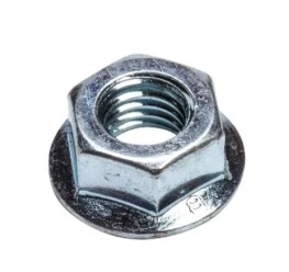 Kołnierz nakrętki dmuchawy 356BTx Husqvarna w kolorze srebrzystym, wykonany z metalu. Produkt o okrągłej podstawie, sześciokątnym kształcie oraz widocznym gwintowaniu wewnętrznym. Ujęcie z boku, podkreślające detal i teksturę powierzchni.