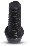 Śruba dmuchawy 356BTx Husqvarna w kolorze czarnym, metalowa, cylindryczna z widocznym gwintem i zaokrąglonym łbem. Zdjęcie zbliżeniowe, ukazujące szczegóły faktury oraz kształtu. Produkt leżący na białym tle.